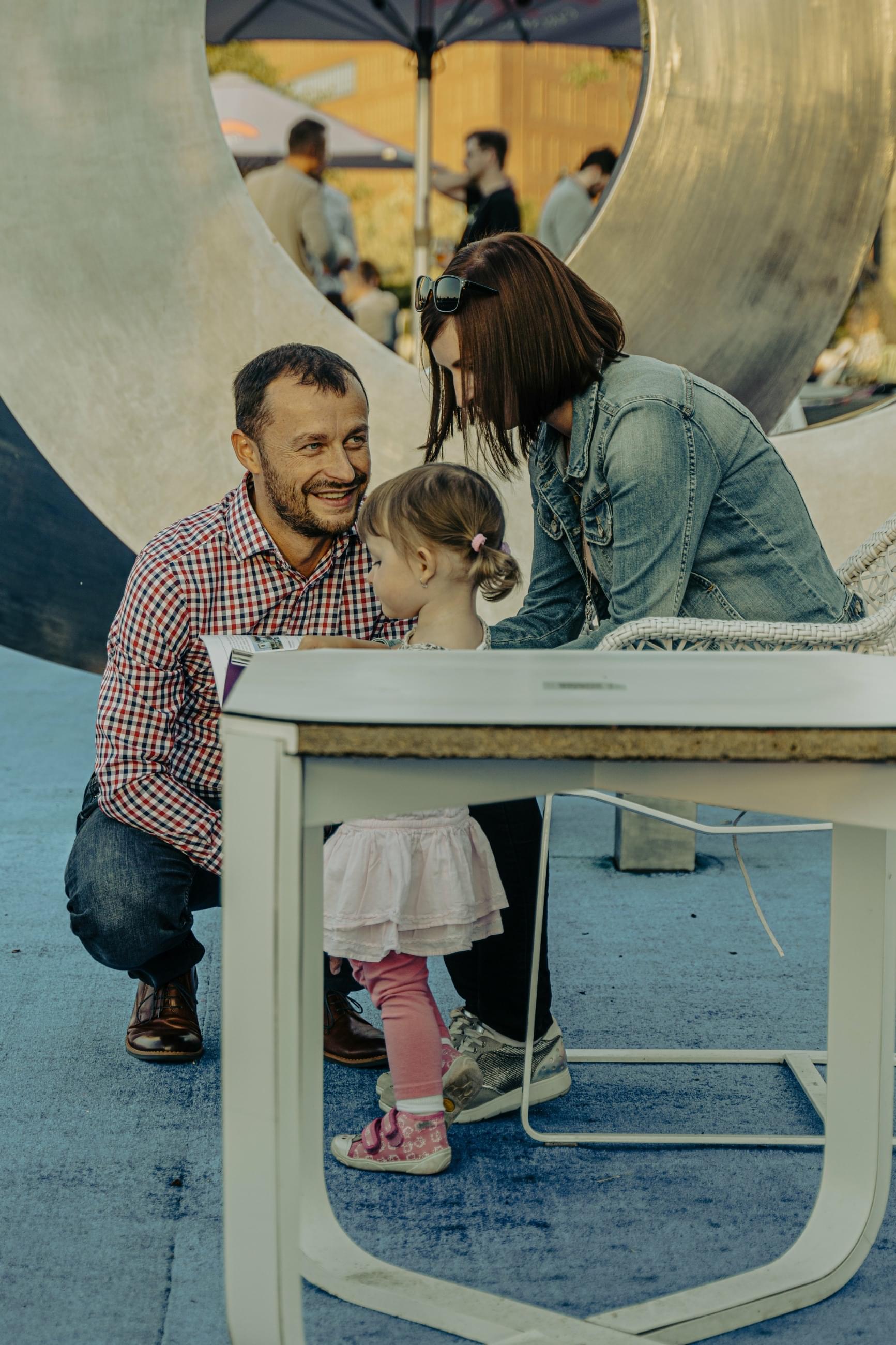 Rodinná scéna venku s dětmi, symbol rodinné pohody a radosti.