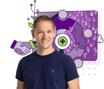 Marek Mach v námořnickém tričku před pozadím s motivy spolupráce a dynamiky v business prostředí.